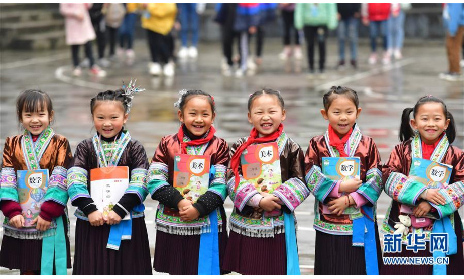 融水苗族自治县杆洞乡中心校的孩子们在合影（3月14日摄）。  新华社记者 黄孝邦 摄