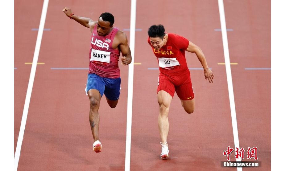 北京时间8月1日晚，在东京奥运会男子百米决赛中，中国选手苏炳添以9.98秒的成绩获得第六名，作为首位闯进奥运男子百米决赛的中国人，他再次创造了历史。图为苏炳添在比赛中。中新社记者 富田 摄