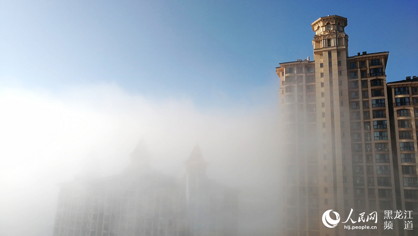 人民网哈尔滨9月14日电 哈尔滨市气象台9月14日6时30分发布大雾黄色预警信号：目前哈尔滨市主城区、呼兰、双城已出现能见度小于500米的雾，局地能见度不足200米。预计今天上午以上区域雾将持续；其它区县市有轻雾，请注意交通安全。

据气象专家分析，因水汽大，风小，夜间温度降下来，一冷却就使得近地面空气中的水汽在后半夜到早晨达到饱和而凝结成小水珠，形成雾。随着白天太阳的照射，温度回升，雾将消散了。