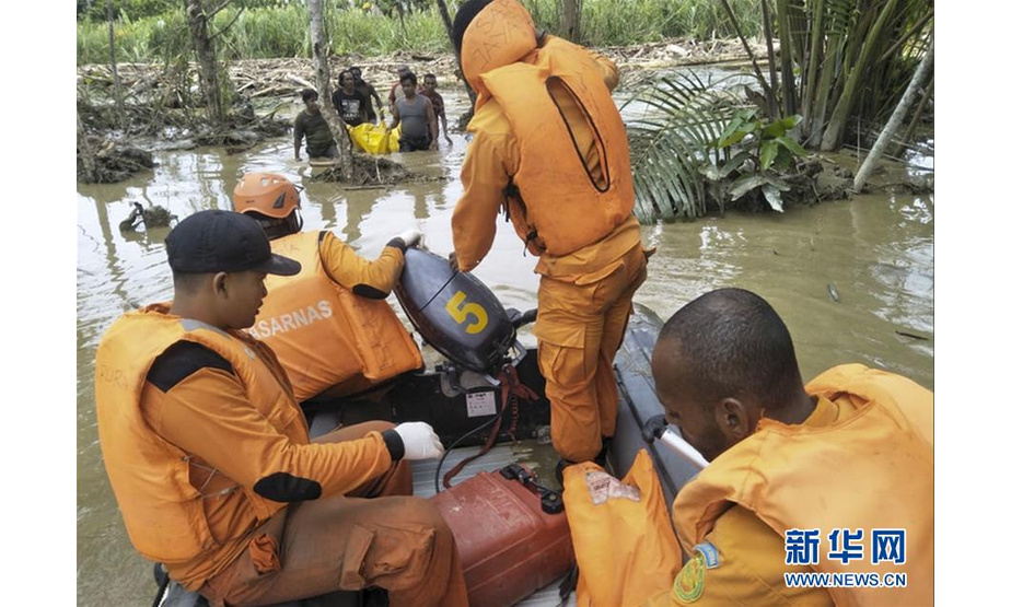 3月17日，在印度尼西亚巴布亚省森塔尼，搜救人员开展搜救行动。印度尼西亚抗灾署17日说，印尼东部巴布亚省16日晚发生的洪涝灾害已导致42人死亡、21人受伤。新华社发