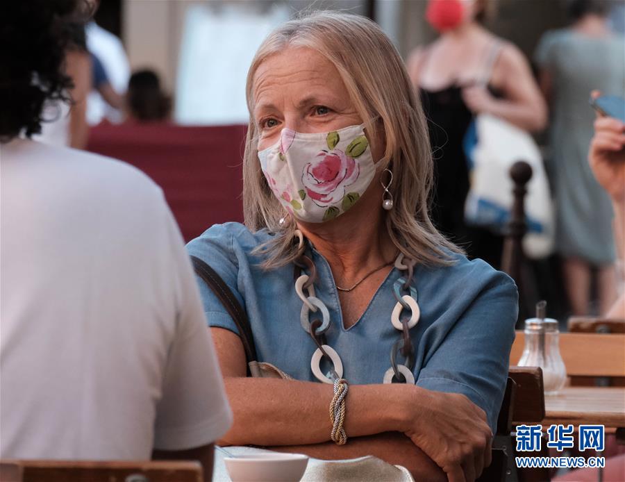 口罩已成为当前疫情下的法国全民标配