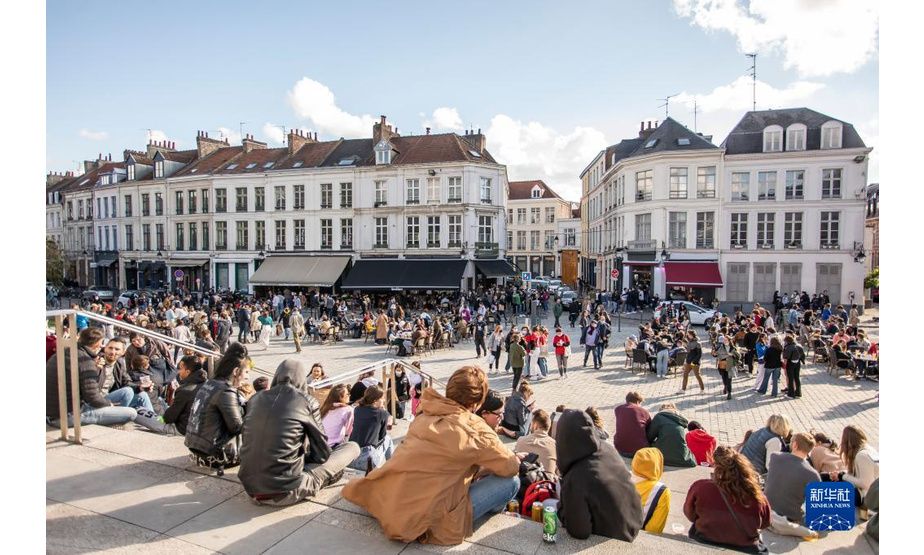 人们在法国里尔市中心休闲（2021年5月19日摄）。

　　新华社发（塞巴斯蒂安·库尔吉摄）