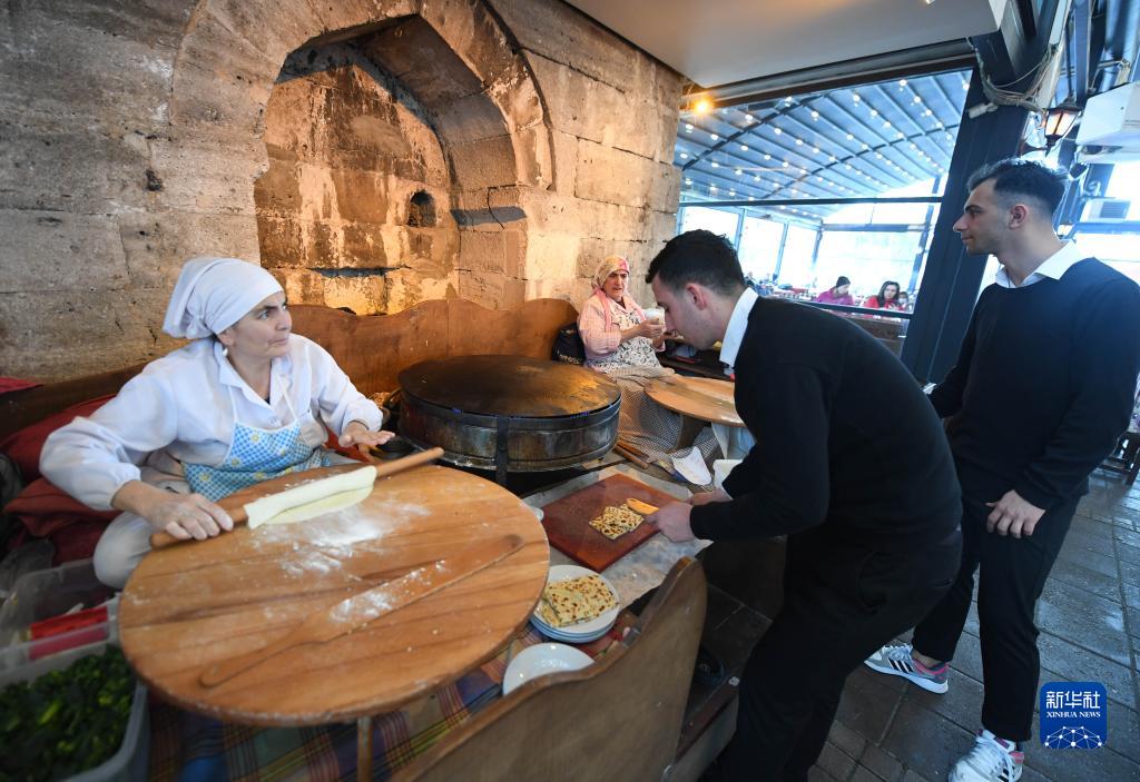 12月18日，在土耳其伊斯坦布尔一家餐厅，服务员准备土耳其美食。

　　据土耳其伊斯坦布尔省文化和旅游局公布的最新数据，今年前10个月，到伊斯坦布尔旅游的外国游客已达到700万人次。受新冠疫情影响，去年前11个月，到伊斯坦布尔旅游的外国游客约为460万人次。伊斯坦布尔旅游业正逐步复苏。

　　新华社记者 沙达提 摄