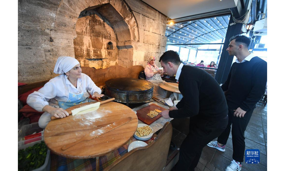 12月18日，在土耳其伊斯坦布尔一家餐厅，服务员准备土耳其美食。

　　据土耳其伊斯坦布尔省文化和旅游局公布的最新数据，今年前10个月，到伊斯坦布尔旅游的外国游客已达到700万人次。受新冠疫情影响，去年前11个月，到伊斯坦布尔旅游的外国游客约为460万人次。伊斯坦布尔旅游业正逐步复苏。

　　新华社记者 沙达提 摄