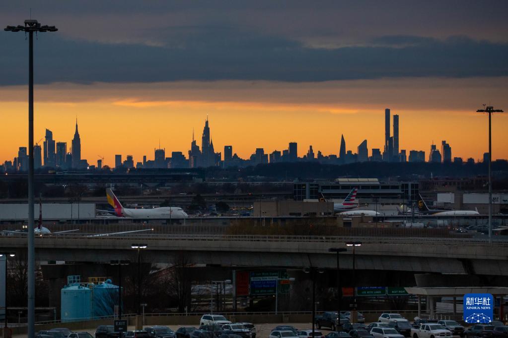 1月3日，客机停在美国纽约肯尼迪国际机场。

　　受疫情和天气情况影响，美国近期有数以千计航班被取消。

　　新华社发（郭克摄）