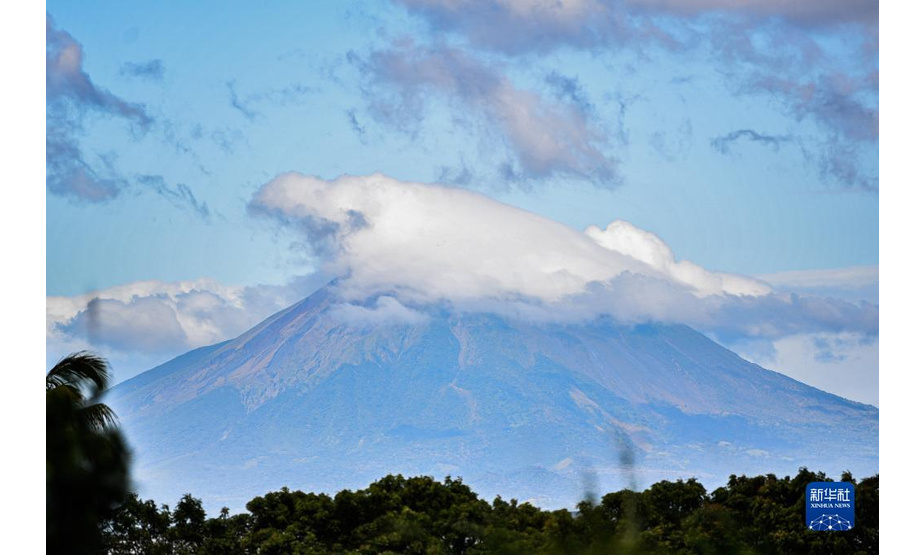 这是12月11日在尼加拉瓜里瓦斯附近拍摄的马德拉斯火山。

　　新华社记者 辛悦卫 摄