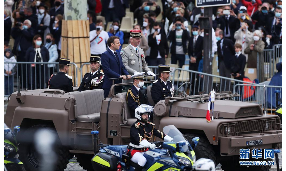 7月14日，法国总统马克龙在巴黎协和广场国庆阅兵式现场检阅队伍。

　　法国国庆阅兵式14日在巴黎举行。新华社记者 高静 摄