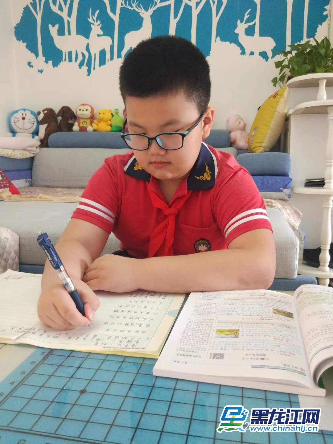 3月2日，黑龙江省春季新学期开学第一天，为维护疫情防控大局、确保广大师生身体健康，全省274万4349名中小学生同时参加线上学习，实现“停课不停学”，这在黑龙江基础教育史上前所未有。图为哈尔滨市奋斗小学学生正在线上学习。