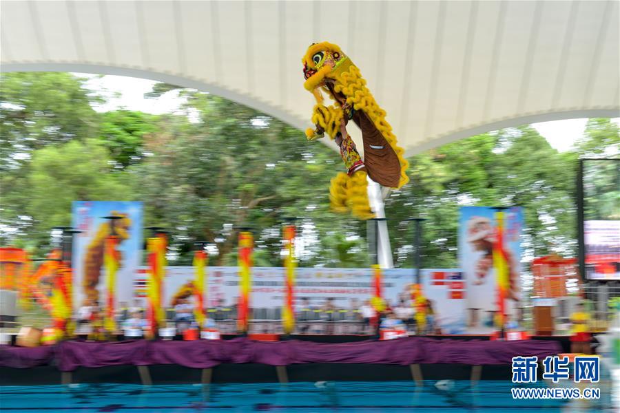 12月1日，在马来西亚吉隆坡，印度尼西亚全国龙狮总会舞狮队在比赛中。

　　当日，第一届马来西亚国际水上跳桩狮王争霸赛在吉隆坡举行。 新华社发（张纹综摄）