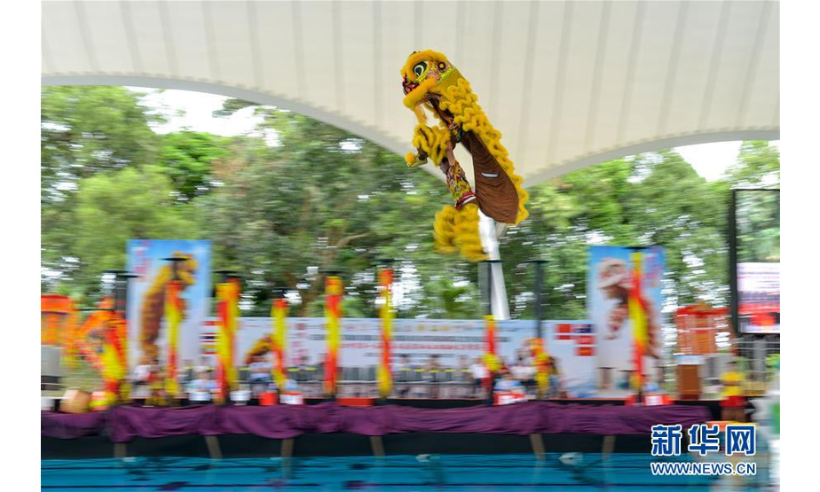12月1日，在马来西亚吉隆坡，印度尼西亚全国龙狮总会舞狮队在比赛中。

　　当日，第一届马来西亚国际水上跳桩狮王争霸赛在吉隆坡举行。 新华社发（张纹综摄）