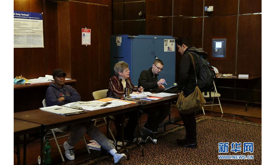 11月6日，在美国芝加哥，选民在一处投票站准备投票。当日，美国迎来2018年中期选举投票日。新华社记者汪平摄