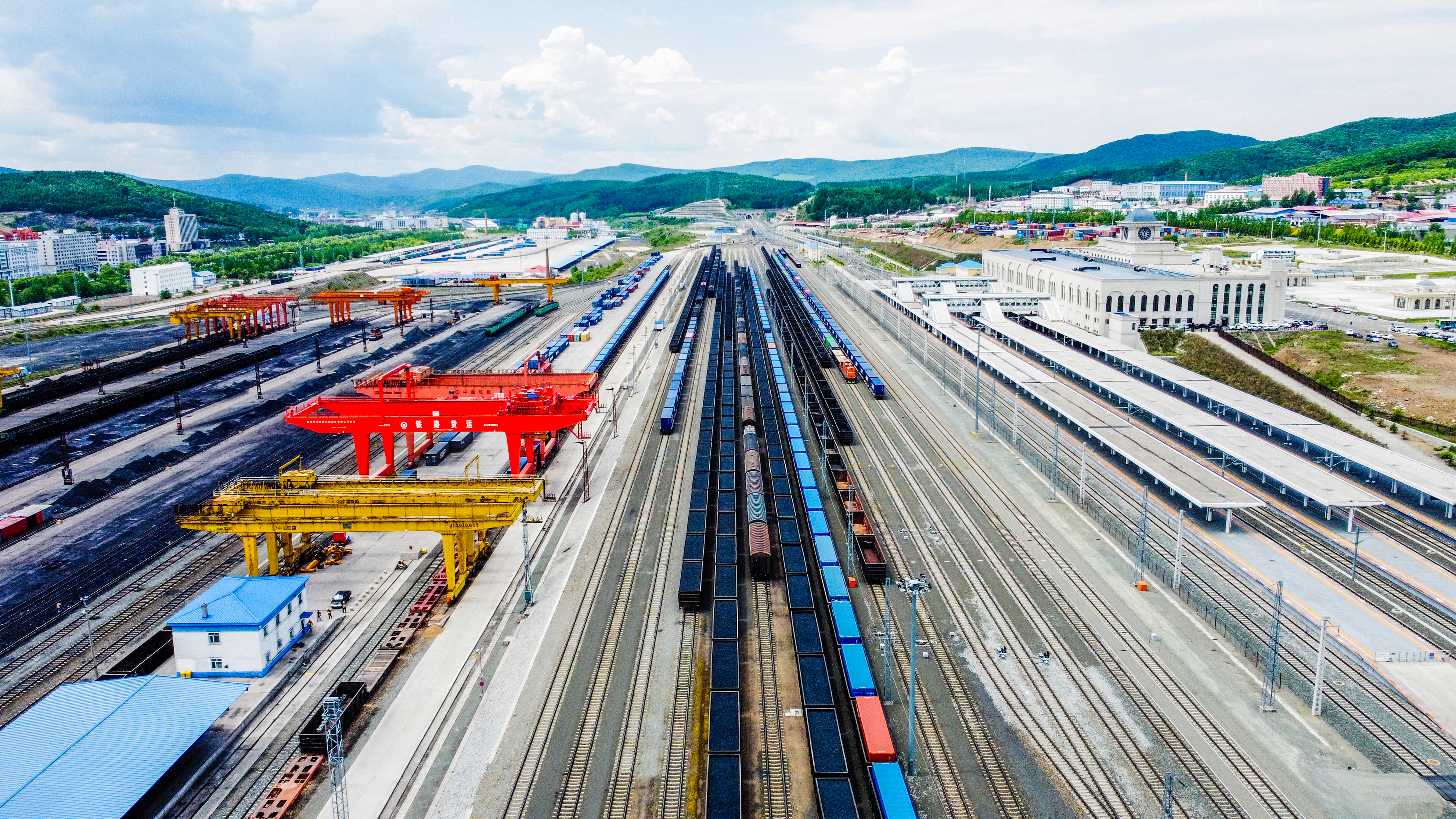 满洲里,绥芬河铁路口岸年中通行中欧班列首次突破2700列 - 黑龙江网