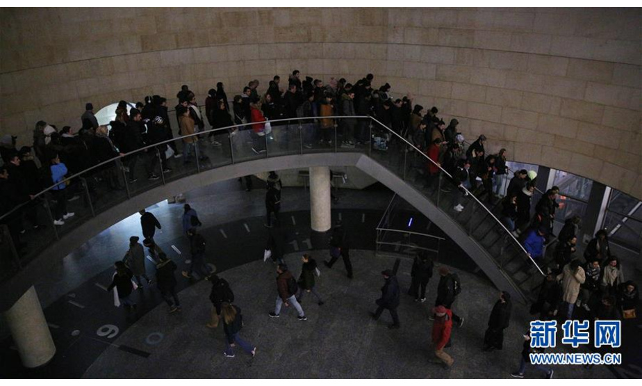 12月10日，在法国巴黎一个地铁站，人们排队进站。法国全国跨行业大罢工及游行10日继续举行，交通、教育等多个行业受到影响。新华社记者 高静 摄