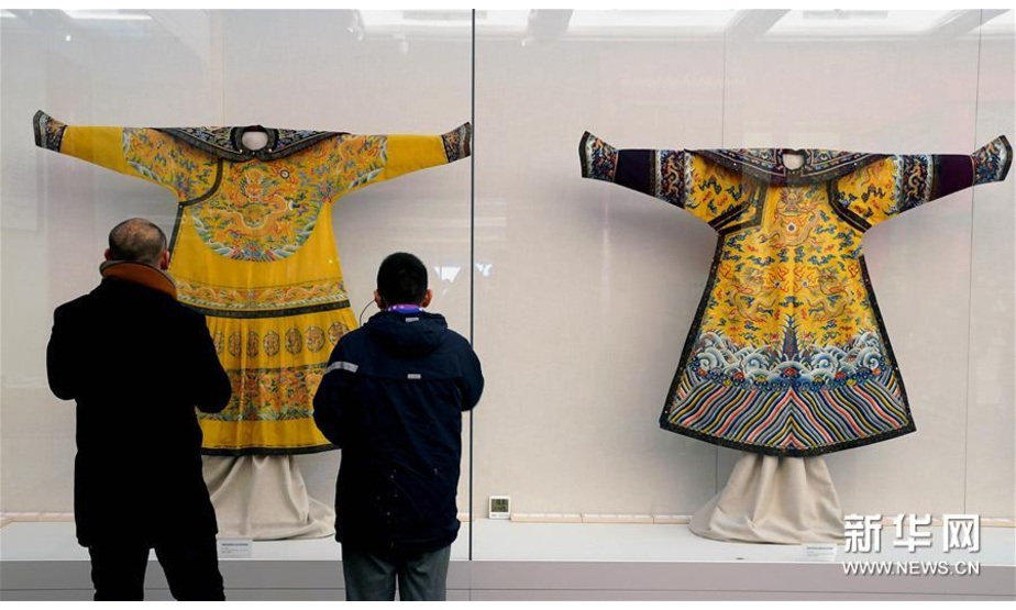 1月16日，参观者在“清高宗乾隆皇帝展”上观看展品。新华社记者 李安 摄