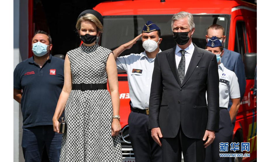 7月20日，比利时国王菲利普（前右）与王后玛蒂尔德（前左）在南部城市韦尔维耶出席悼念仪式。

　　当日，比利时举行为期一天的全国哀悼活动，向严重洪水灾害遇难者致哀。

　　新华社记者 张铖 摄