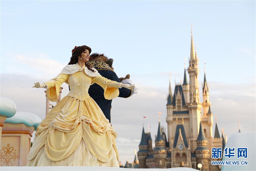 11月7日，在日本东京迪士尼乐园，装扮成迪士尼卡通人物的演员在圣诞巡游上表演。新华社记者杜潇逸摄