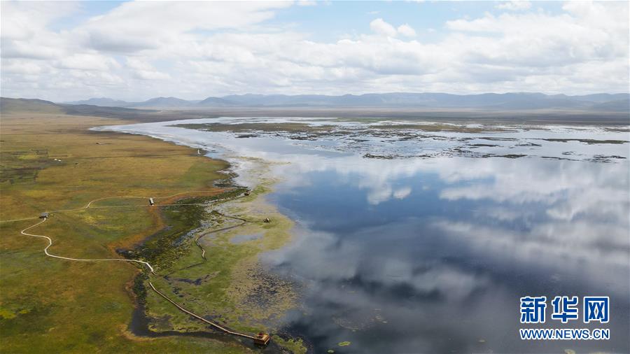 这是9月15日在甘肃省甘南藏族自治州碌曲县拍摄的尕海湖（无人机照片）。新华社记者 张智敏 摄