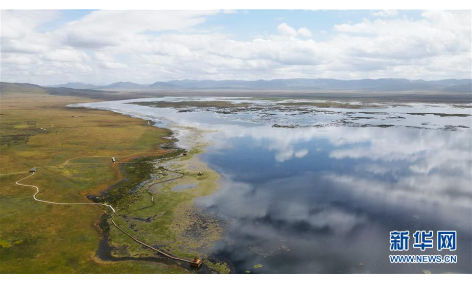这是9月15日在甘肃省甘南藏族自治州碌曲县拍摄的尕海湖（无人机照片）。新华社记者 张智敏 摄