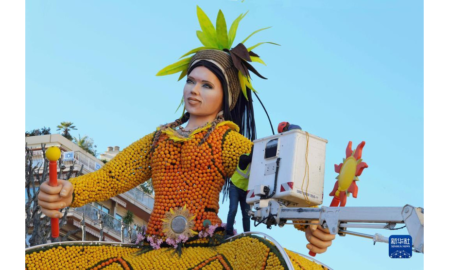 2月9日，工作人员在法国南部小城芒通装饰柠檬节艺术装置。

　　2022年度芒通柠檬节将于2月12日至27日在芒通举行，今年的主题是“戏剧和舞蹈”。

　　新华社发（塞尔日·阿乌齐摄）