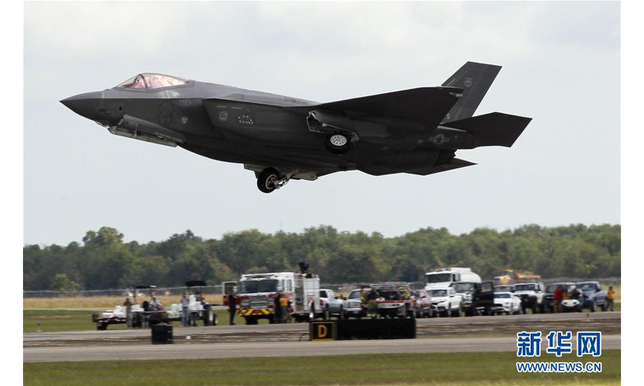 10月19日，在美国休斯敦航空展上，美军F-35战斗机进行飞行表演。 当日，一年一度的休斯敦航空展在埃灵顿机场开幕。 新华社发 （宋穹摄）