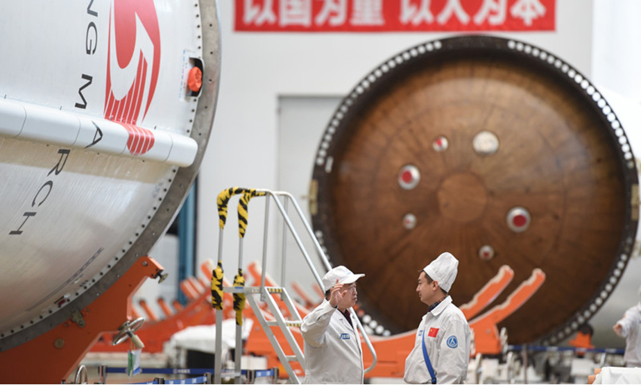 图为工作人员在天津新一代运载火箭产业化基地长征五号总装测试车间工作场景。