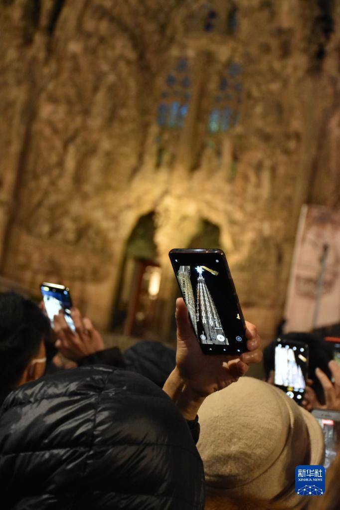 12月8日，人们在西班牙巴塞罗那拍摄圣家堂塔顶之星。

　　西班牙巴塞罗那地标建筑圣家族大教堂（又称圣家堂）上的塔顶之星于11月29日安装，12月8日点亮，标志着教堂建设“封顶”。圣家堂由西班牙著名建筑师高迪设计，从1882年开始修建至今，预计将于2030年竣工。

　　新华社发（卿胜蓝摄）