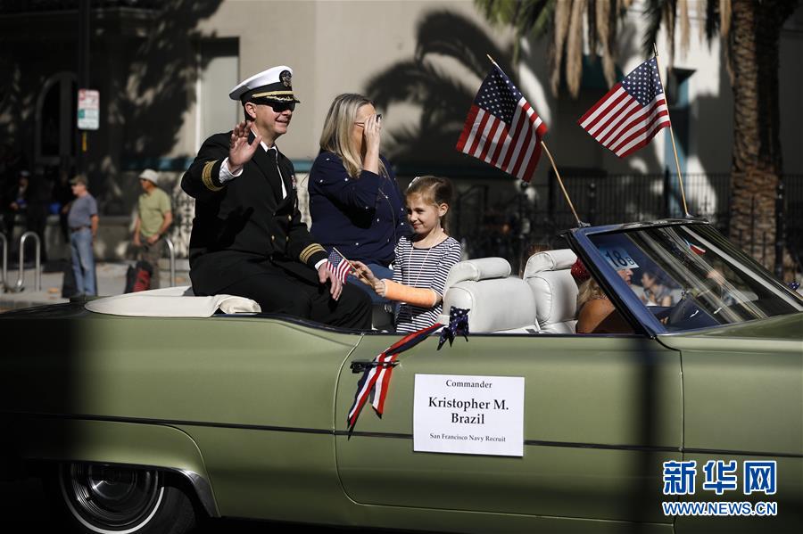 11月11日，在美国加利福尼亚州圣何塞，参加退伍军人纪念日游行的人们向观众致意。 当日，美国加利福尼亚州旧金山湾区城市圣何塞举行退伍军人纪念日游行。 新华社发（李建国摄）