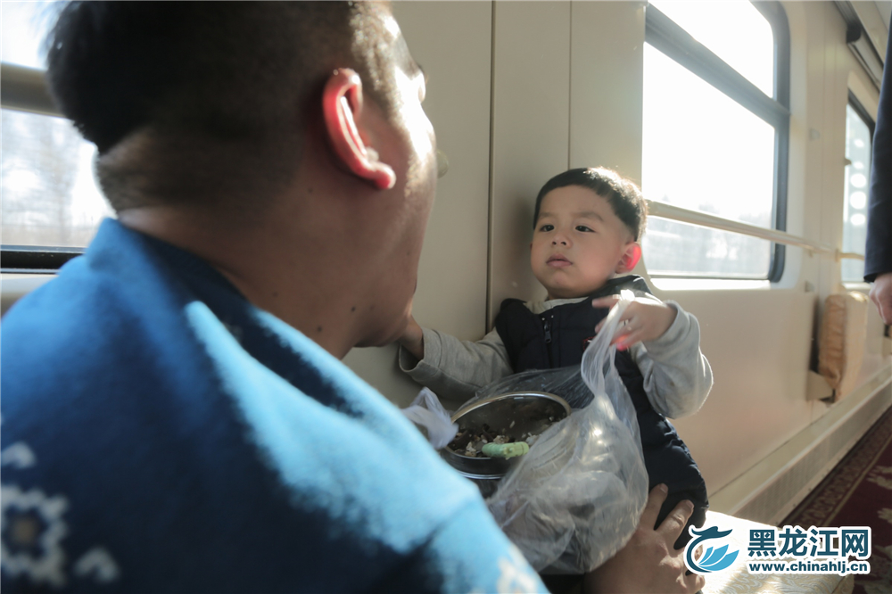 父子间在嬉戏。 石启立 摄