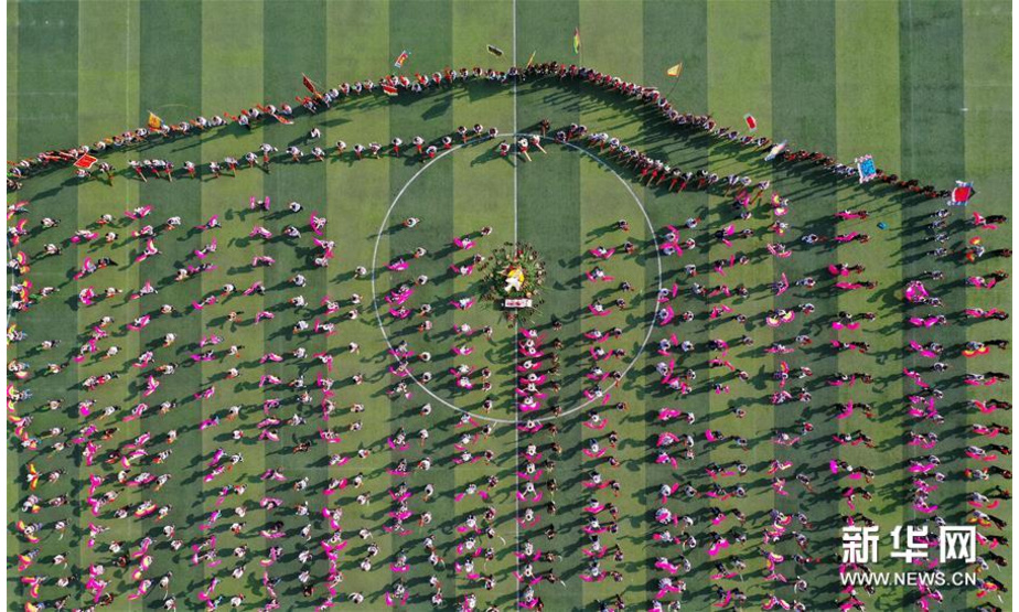 11月23日，当地群众在芦笙斗马节开幕式上表演民族歌舞（无人机拍摄）。新华社记者 黄孝邦 摄