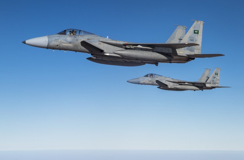 日前，沙特空军的F-15C战斗机为美国空军的B-52H战略轰炸机护航，这些B-52H战略轰炸机最终抵达沙特的苏尔坦亲王空军基地。