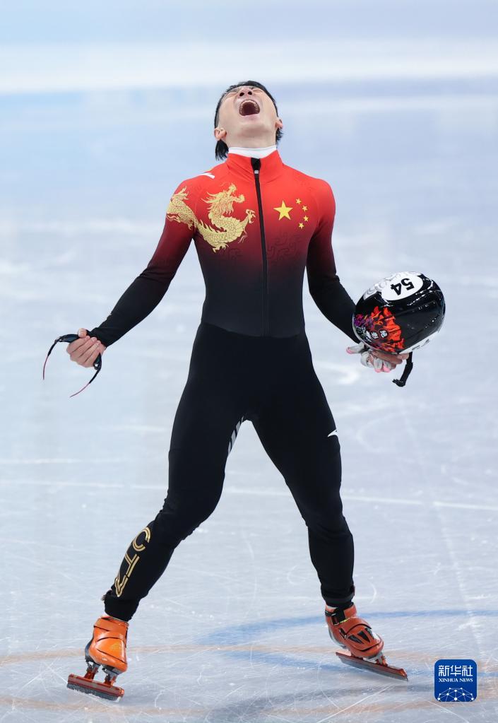 2月7日，任子威在比赛后庆祝。

　　当日，在首都体育馆举行的北京2022年冬奥会短道速滑项目男子1000米决赛中，中国选手任子威夺得冠军。

　　新华社记者 杨磊 摄