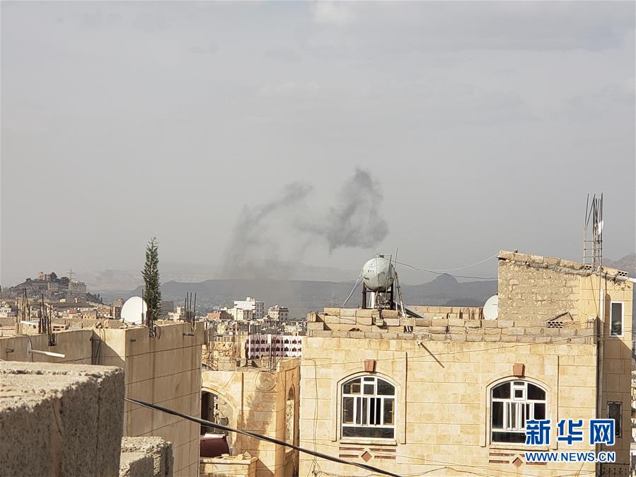 　7月1月，也门首都萨那遭空袭后冒出浓烟。 据马西拉电视台1日报道，也门首都萨那当天多次遭战机空袭，胡塞武装称多国联军实施了空袭。 新华社发（穆罕默德摄）