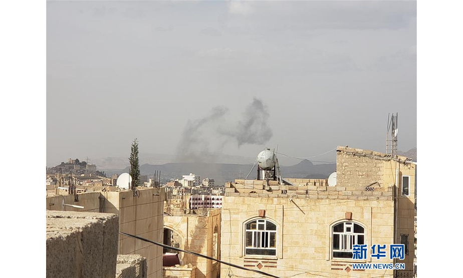 　7月1月，也门首都萨那遭空袭后冒出浓烟。 据马西拉电视台1日报道，也门首都萨那当天多次遭战机空袭，胡塞武装称多国联军实施了空袭。 新华社发（穆罕默德摄）