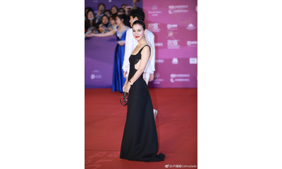 新浪娱乐讯 日前，《李茶的姑妈》卢靖姗一袭黑色露背长裙亮相北京国际电影节。