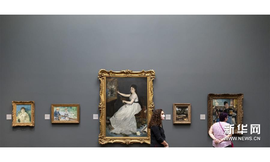 7月4日，参观者佩戴口罩在英国国家美术馆的媒体开放日上参观。 新华社记者 韩岩 摄