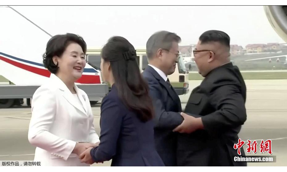 当地时间9月18日上午10时左右，韩国总统文在寅抵达朝鲜。朝鲜最高领导人金正恩携夫人李雪主在机场迎接。此次是韩朝领导人今年第三次会晤。今年4月27日，文在寅与金正恩举行首次会晤并签署《板门店宣言》。5月26日，两位领导人“毫无征兆”地二度会晤。此次会晤定在朝鲜平壤举行，这将是文在寅本人首次访问平壤，是韩国总统时隔11年，再次到访朝鲜首都。（视频截图）