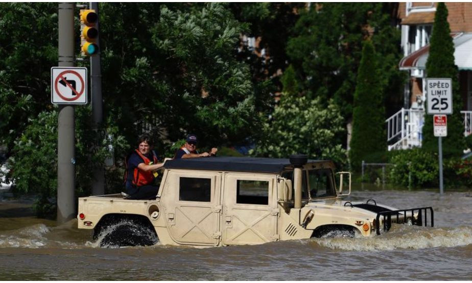 费城消防队员开车穿过被洪水淹没的社区。
