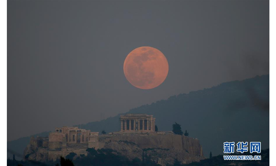这是2月19日拍摄的希腊雅典卫城上空的月亮。

　　年度“最大最圆月”19日（正月十五）现身天宇“合体”元宵月，为人们在世界各地赏月平添情趣。

　　新华社发（马里奥斯·罗洛斯 摄）