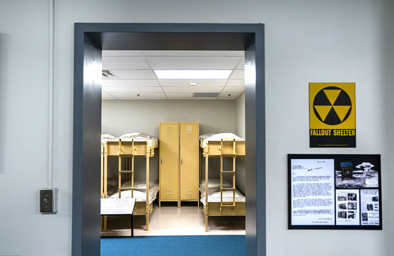 近日，一组尘封已久的旧照片揭开了美国在早期“世界末日”计划中，为躲避核战争所建造的秘密基地，引起众多网友关注。