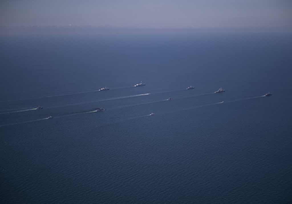 7月12日，由美国和乌克兰主导的“海上微风－2019”多国联合军演进入了最后一天。参演国家的海军舰船在海上列队组成阵型，庆祝演习的结束。