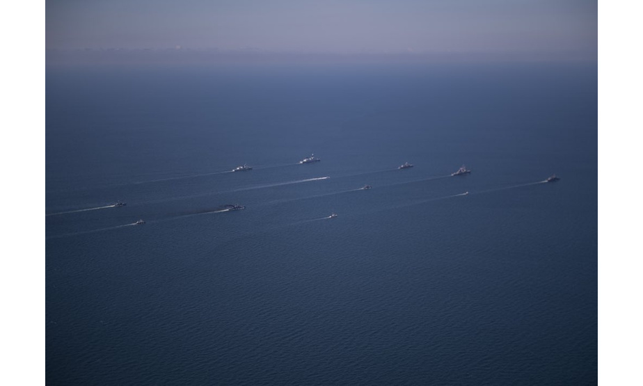 7月12日，由美国和乌克兰主导的“海上微风－2019”多国联合军演进入了最后一天。参演国家的海军舰船在海上列队组成阵型，庆祝演习的结束。