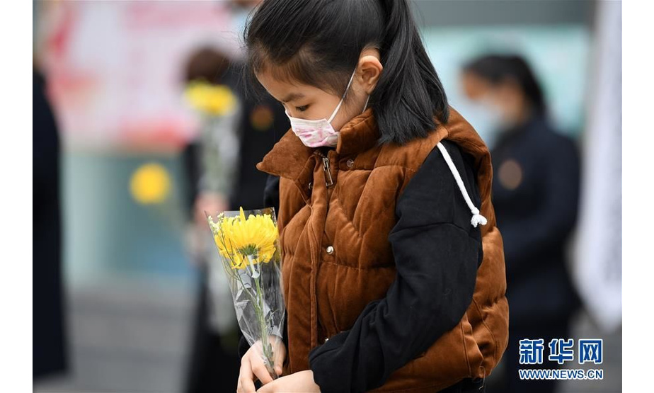 安徽肥西，一名小女孩在哀悼活动上默哀（4月4日摄）。 新华社记者 刘军喜 摄