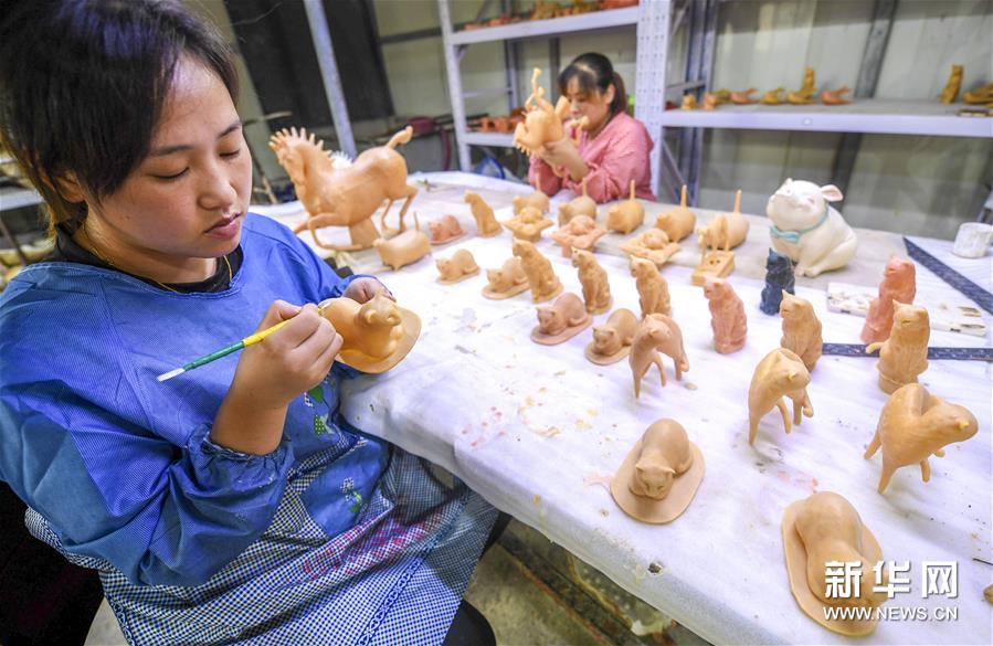 8月12日，在河北省饶阳县华日青铜文化产业园，工人在雕刻蜡模。 河北省饶阳县华日青铜文化产业园成立于二十世纪90年代，经过20余年的发展，形成了以设计生产各类雕塑艺术品为主的现代文化产业园。目前该园区从业人数200余人，产品销往全国100多个城市，并远销美国、德国、日本等国。 新华社记者 李晓果 摄