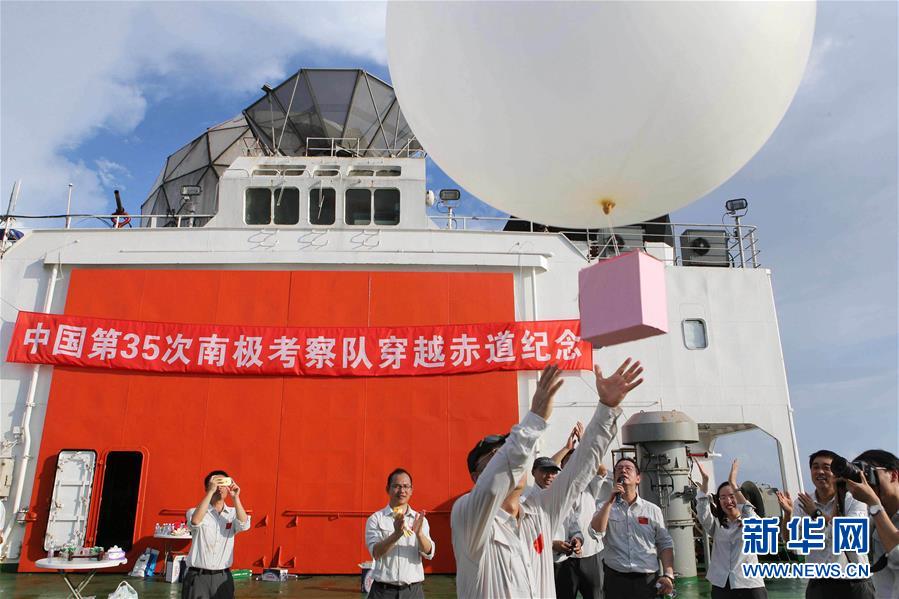 11月9日，“雪龙”号驶过赤道时，科考队员放飞心愿气球。

　　北京时间9日15时，中国第35次南极科学考察队乘“雪龙”号极地科考船，从东经152度05分由北向南穿越赤道，进入南太平洋。

　　新华社记者刘诗平摄