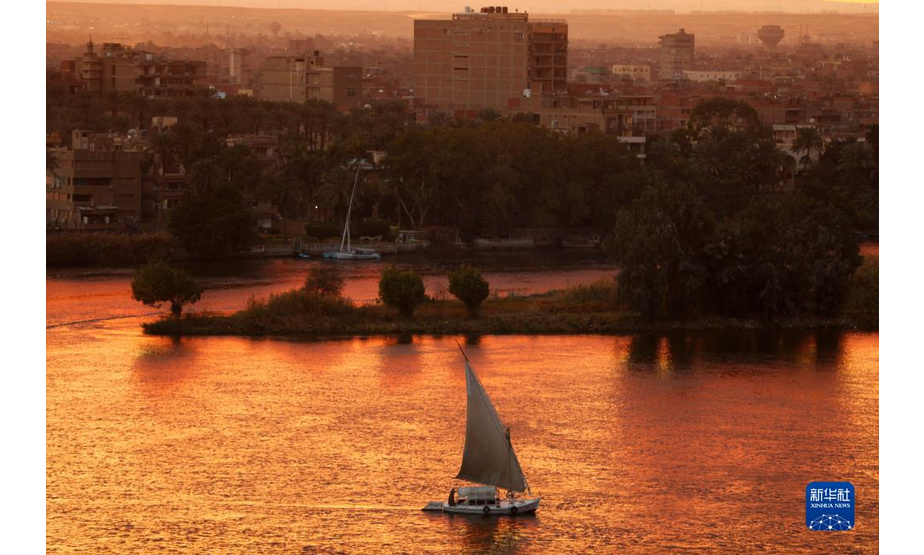 这是1月26日在埃及开罗拍摄的日落景色。

　　新华社记者 隋先凯 摄