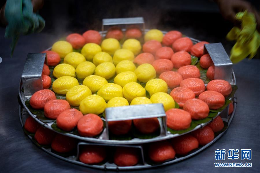 这是9月1日在马来西亚吉隆坡拍摄的娘惹糕。新华社记者 朱炜 摄