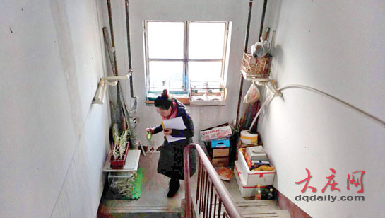 大庆城管委物业办下发通知 住户拒不清理楼道