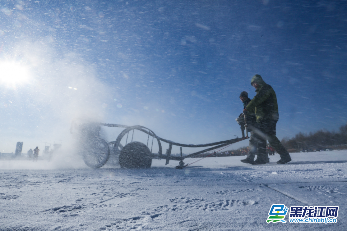 中国冰城哈尔滨每年冬季都见证中国最大规模的采冰活动，在北风呼啸、光滑如镜的松花江上，每天近千名采冰工人一起作业，取冰场面十分壮观。王铁男 摄