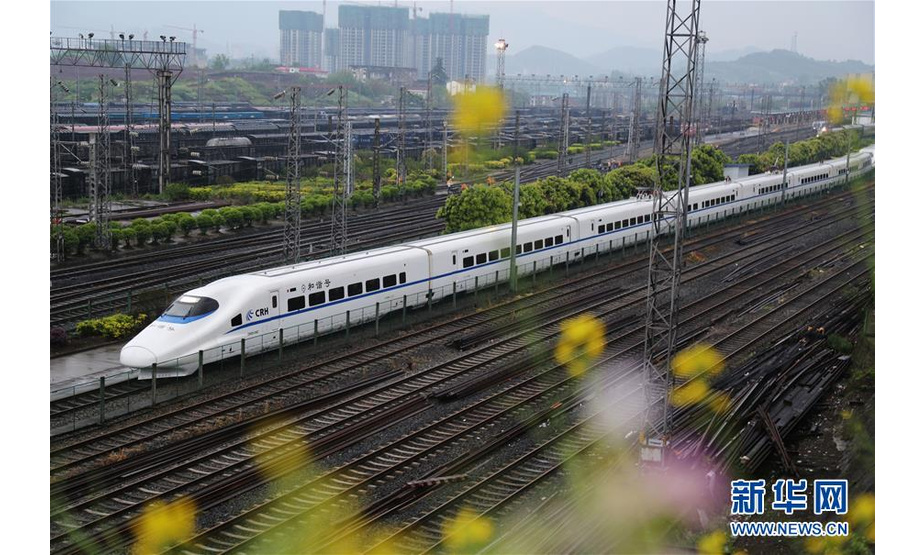 4月9日，一列动车组列车驶入四川达州火车站。4月10日零时起，全国铁路将实施新的列车运行图，优化高铁列车开行方案。 新华社发（邓良奎 摄）