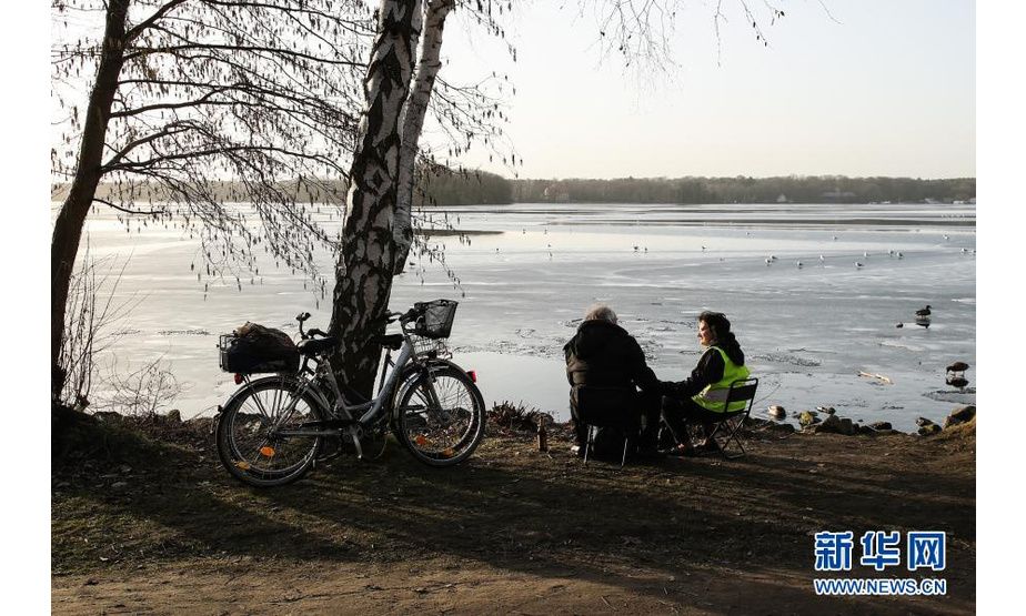 2月25日，人们在德国首都柏林泰格尔湖畔享受阳光。

　　柏林近日迎来连续晴好天气，气温快速回升。25日柏林最高气温接近20摄氏度，明显高于常年水平。

　　新华社记者 单宇琦 摄